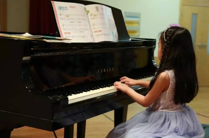 孩子彈鋼琴，手型一定要規(guī)范嗎？